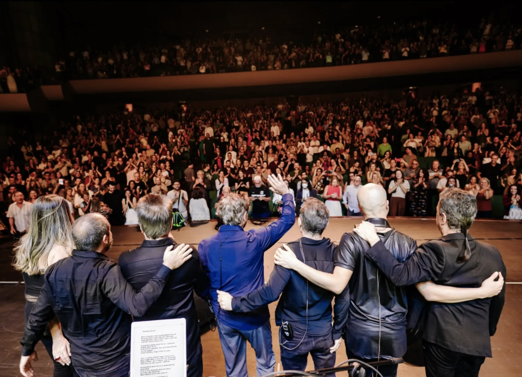 Banda reunida agradecendo ao público ao final do show