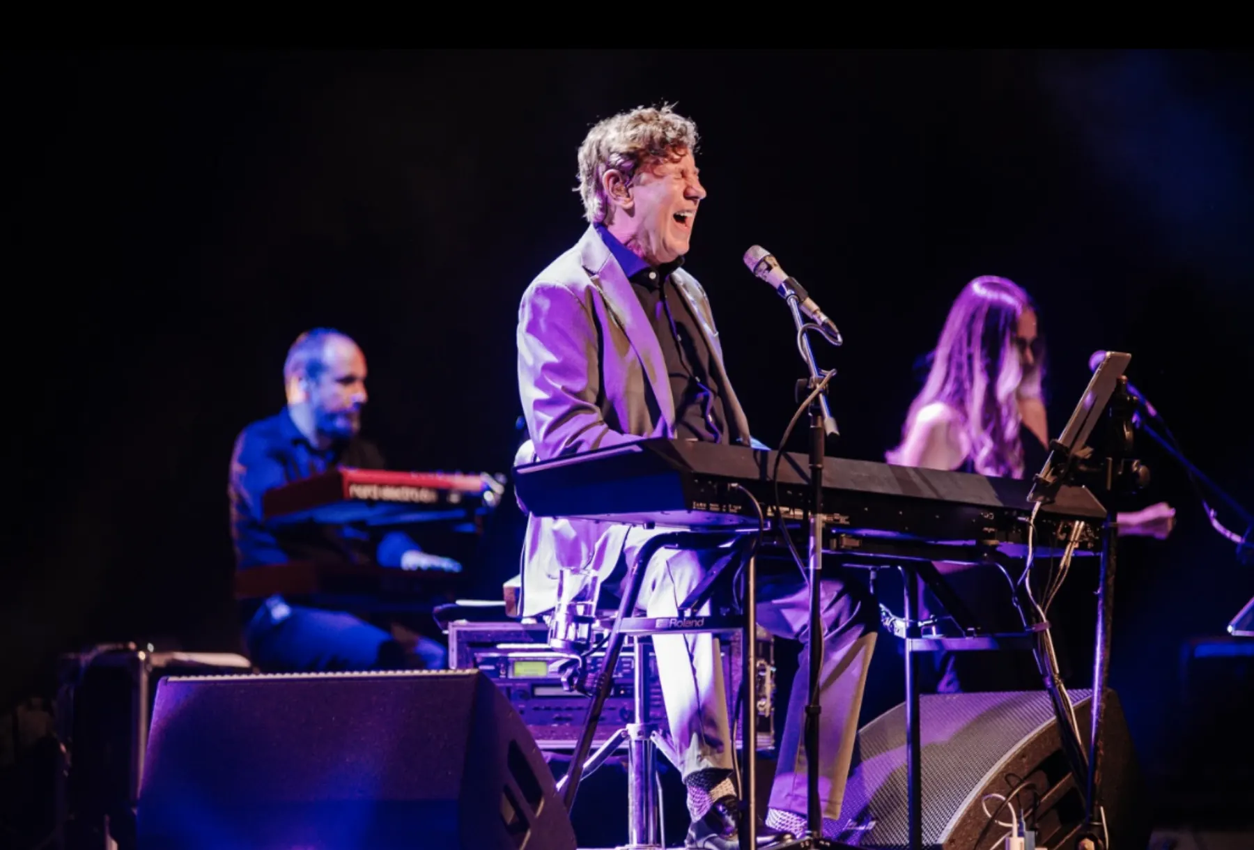 Flávio Venturini cantando ao piano no palco