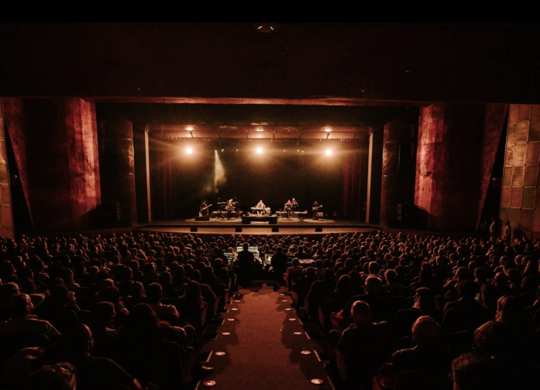 Vista ampla do teatro com a plateia durante o show