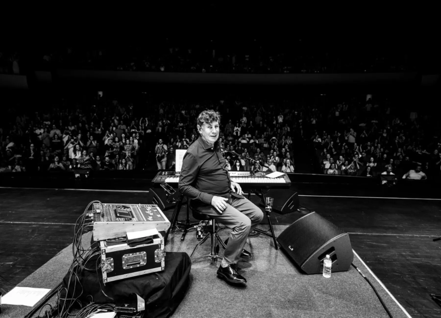 Registro em preto e branco de Flávio Venturini no palco
